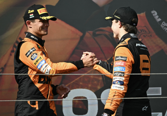 2024年7月21日,F1匈牙利大獎賽正賽,頭排發車的兩輛麥拿侖賽車成功包攬了前兩名,澳洲車手皮亞斯特利首獲分站賽冠軍,英國車手羅禮士「忍痛」讓車居第二。圖為羅禮士(左)向皮亞斯特利表示祝賀。(Attila Kisbenedek/AFP via Getty Images)