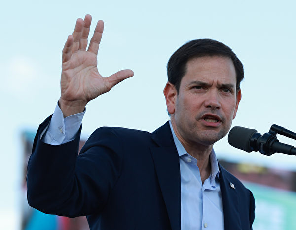2022年11月6日,在佛羅里達州邁阿密,美國參議員魯比奧(Marco Rubio)在美國前總統特朗普抵達邁阿密·戴德國家博覽會和展覽會(Miami-Dade Country Fair and Exposition)之前的集會上發言。(Joe Raedle/Getty Images)