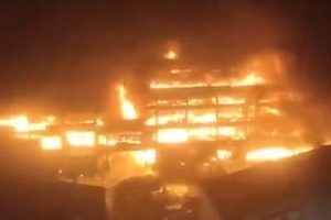 湖南百貨市場起火 五層樓被燒 商家損失慘重