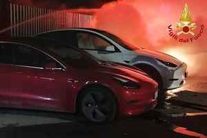 Tesla羅馬經銷店發生火災 燒燬十七輛汽車