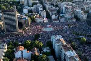 塞爾維亞首都爆萬人抗議 要求提前大選