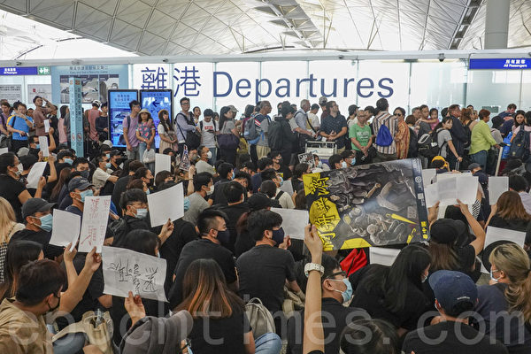 2019年8月12日，港人在香港機場展開「警察還眼」集會，民眾以各式展板和標語表達抗議。（余鋼／大紀元）