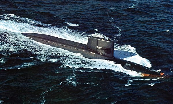 大約在1970年代，美國海軍的第一艘彈道導彈核潛艇喬治華盛頓號（SSBN-598）在航行中。（公有領域）