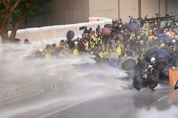 9月15日，港警在香港政府總部用水炮車對付民眾。（宋碧龍／大紀元）