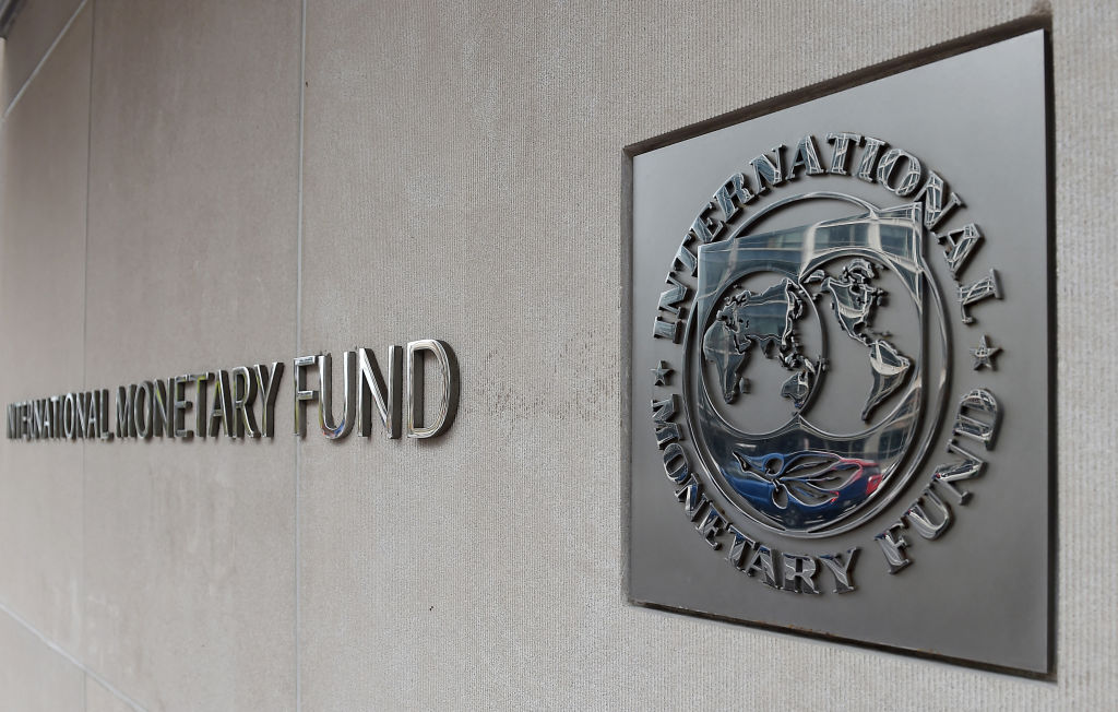 國際貨幣基金組織（IMF）下調了其對全球經濟增長的預測。圖為2020年3月27日，位於美國首都華盛頓的國際貨幣基金組織大樓的外觀，上面帶有IMF的標誌。（Olivier Douliery/AFP via Getty Images）