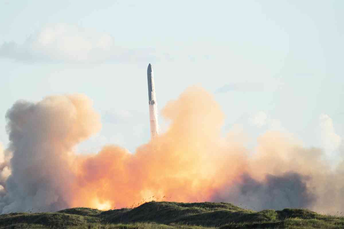 2025年10月13日,從美國德薩斯州南帕德里島遠望,SpaceX的「星艦」火箭在第11次試飛中劃破長空升起。(Gabriel V. Cardenas/AFP)