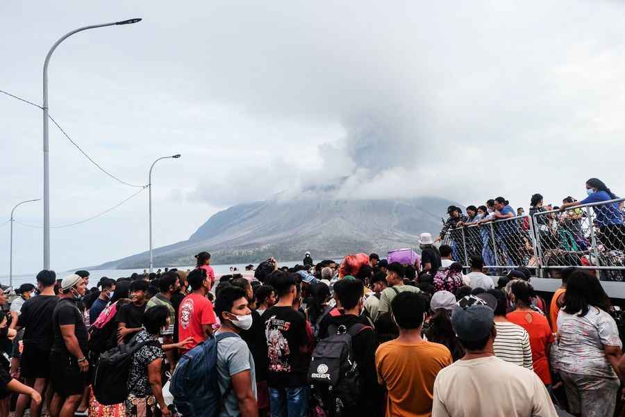 印尼火山再噴發 機場關閉逾萬人撤離（多圖）