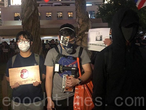 2019年8月30日晚上8點，香港民眾在中環和平紀念碑舉辦重光紀念日默站活動。（梁珍／大紀元）