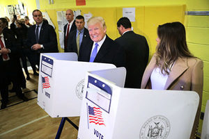 特朗普紐約住家附近投票 笑稱「選擇困難」
