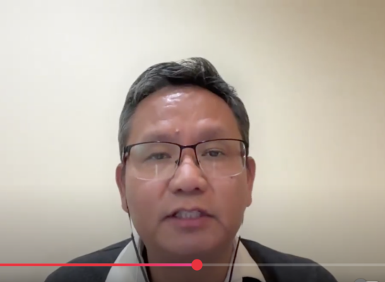 2025年10月16日,美國國際宗教自由委員會(USCIRF)舉行線上聽證會,主題為「中共國家控制宗教」。「國際聲援西藏運動」研究分析師丹增·諾爾蓋(Tenzin Norgay)在聽證會上( USCIRF影片截圖)