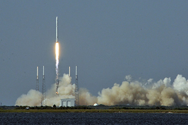 2016年9月1日，獵鷹9號火箭在試射時發生起火爆炸，導致一顆衛星被毀。圖為2016年4月8日，該公司的獵鷹9號火箭發射。(BRUCE WEAVER/AFP/Getty Images)
