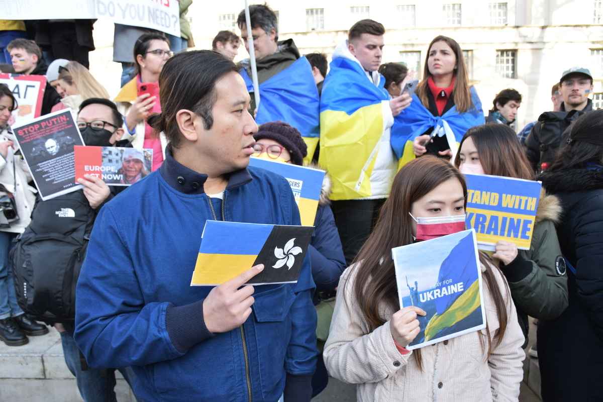 歐洲多國港人都透過不同途徑幫助烏克蘭人。圖為2022年2月26日英國倫敦港人出席烏克蘭集會。（文苳晴／大紀元）