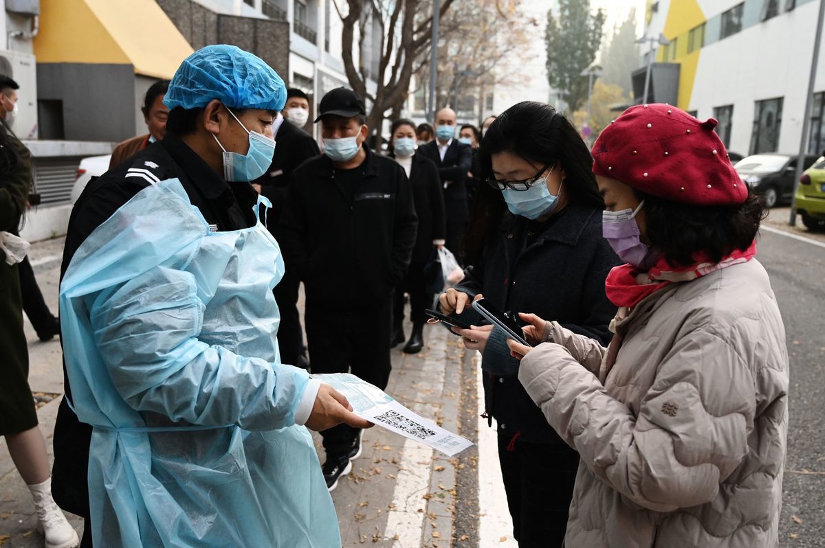 2021年11月4日，北京疫情升溫，人們在接受COVID-19檢測前掃瞄二維碼進行註冊。（GREG BAKER/AFP via Getty Images）