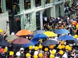 組圖：七一遊行前 部份香港抗議民眾衝擊立法會 撞破玻璃門