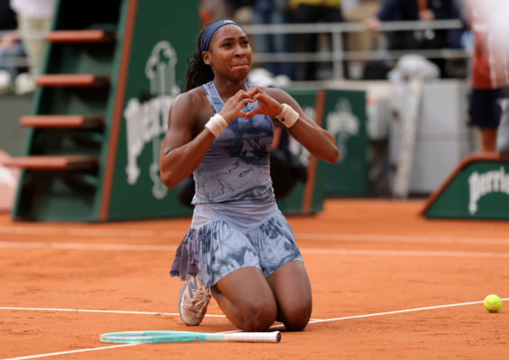 2025年6月7日,法網女單決賽上,21歲美國好手嘉奧芙(Coco Gauff)在先失一盤情況下,強勢連扳兩盤,以6:7(5)/6:2/6:4逆轉世界第一、27歲白羅斯名將莎巴蘭卡(Aryna Sabalenka)首奪法網女單冠軍。(Julian Finney/Getty Images)