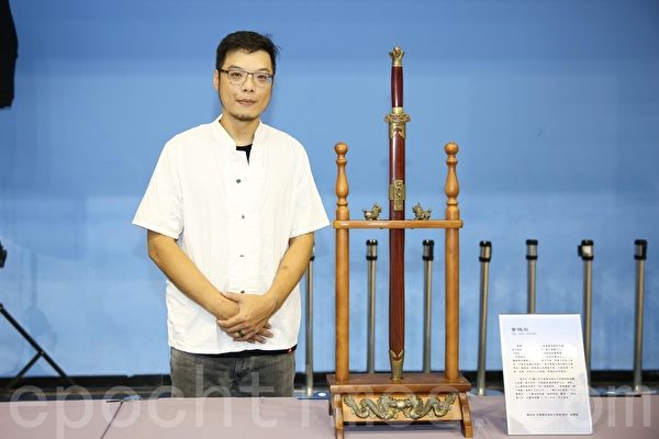 陳重智贈七把寶劍 支持新唐人武術大賽