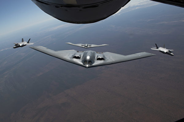 2022年7月18日，美軍2架B-2轟炸機和2架澳洲空軍的F-35A戰機共同演習。 （美國空軍）