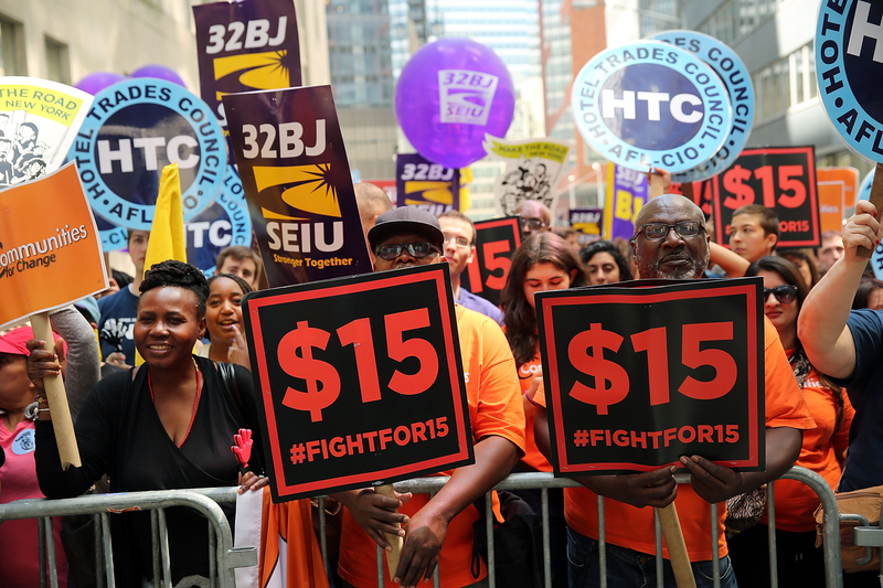 紐約部份工會代表及活動人士2016年7月22日遊行，要求增加時薪至15美元。 （Spencer Platt/Getty Images）