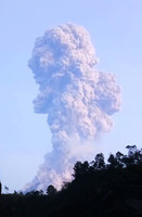印尼默拉皮火山噴發 火山灰竄至六千米高空