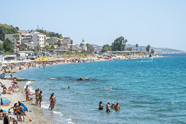 2023年7月16日的熱浪期間，人們在西西里島墨西拿附近的Torre Faro Pilone海灘上避暑。（Giovanni Iolino/AFP via Getty Images）