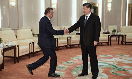 2020年1月28日，世衛組織（WHO）總幹事譚德塞與中共主席習近平握手。（Naohiko Hatta/Pool/Getty Images）