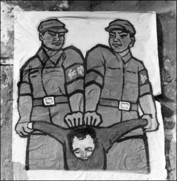 這張海報在1966年底在北京展出，展示了文革期間紅衛兵如何對付所謂的「人民公敵」。（Jean Vincent/AFP via Getty Images）