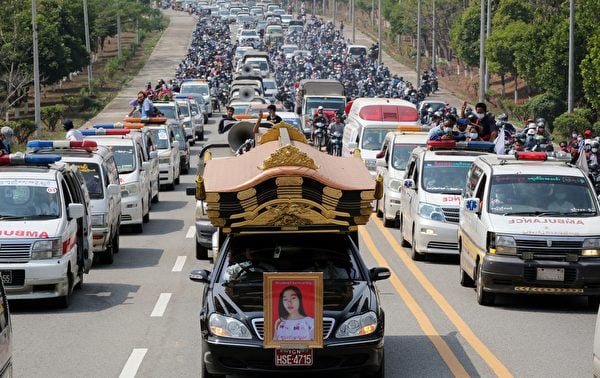 2021年2月21日民眾為在抗議事件中失去生命的Mya Thwate Thwate Khaing舉行葬禮。（STR/AFP via Getty Images）