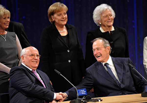 2009年10月31日,德國柏林,蘇聯前總統米哈伊爾‧戈爾巴喬夫(Mikhail Gorbachev,左)與美國前總統喬治‧赫伯特‧沃克‧布殊(George Herbert Walker Bush,右)在弗里德里希王宮劇院(Friedrichstadtpalast)握手。(Steffen Kugler/Getty Images)