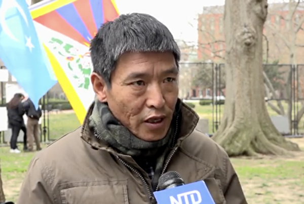 2021年3月17日，維族、藏人及港人等多個受中共迫害團體在白宮外集會，呼籲抵制2022北京冬奧會。曾反對北京舉行2008年奧運會的西藏電影製片人當知項欠參加了集會。（新唐人截圖）