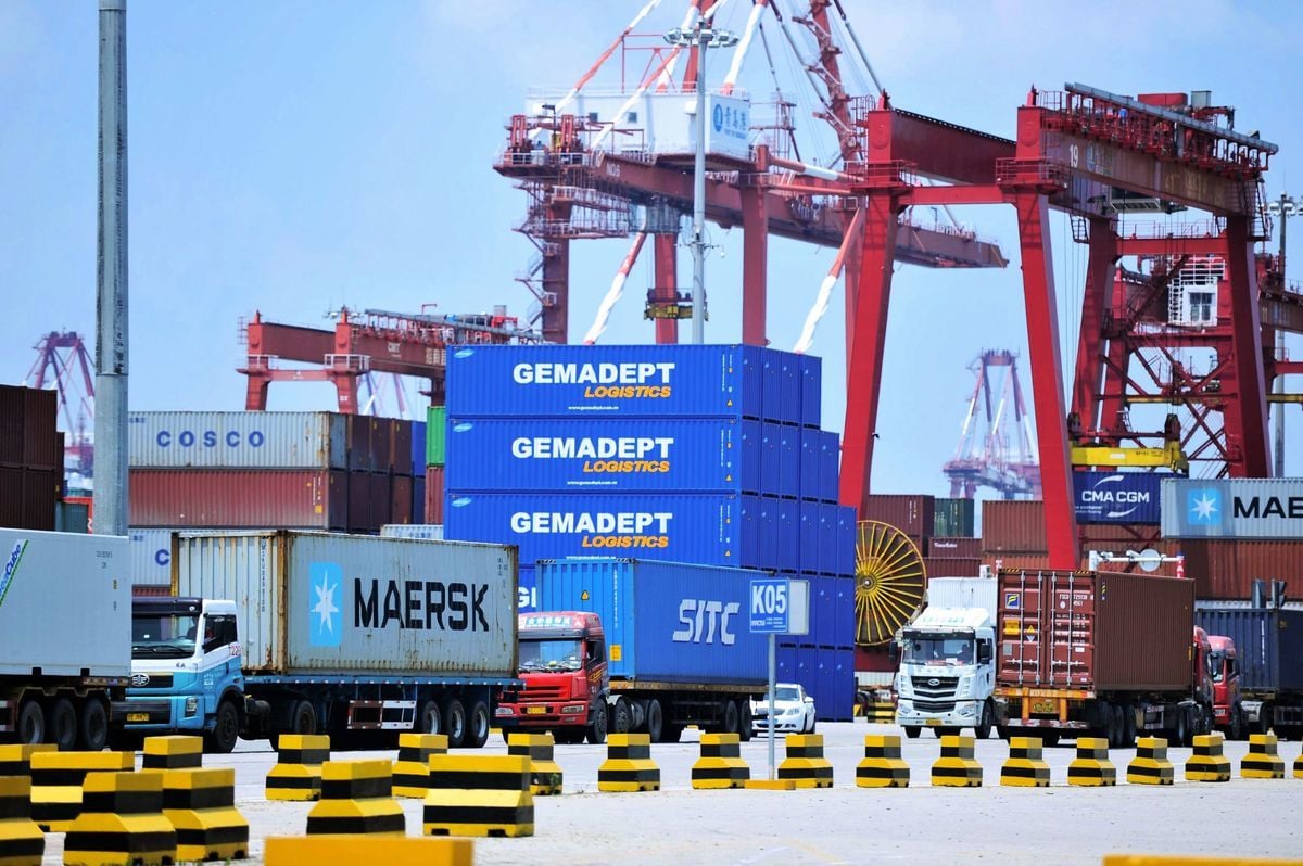 中國9月出口回升超預期。有分析指，「搶出口」衝動性增長是部分原因，美國在9月下旬才向中國進口商品開徵10%關稅。圖為2018年7月6日青島港口作業一角。(Getty Images)