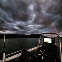 漁夫在芬蘭湖上捕捉到罕見的紅色彩虹