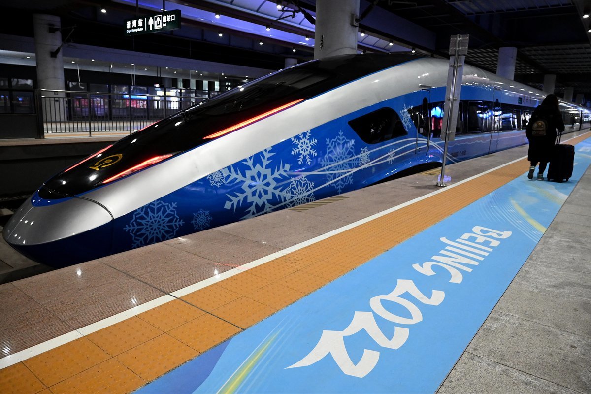 圖為2022年1月21日，北京清河站，子彈頭列車將運送運動員前往北京2022年奧運會比賽場館。（Noel Celis/AFP）