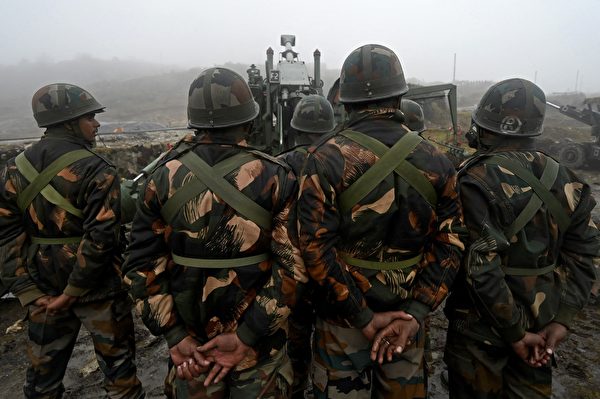 2021年10月20日,印度阿魯納恰爾邦(Arunachal Pradesh),中印邊境再度爆發衝突,印度軍方在達旺鎮(Tawang)附近的彭加騰措(Penga Teng Tso)部署波佛斯炮(Bofors gun)。(MONEY SHARMA/AFP via Getty Images)