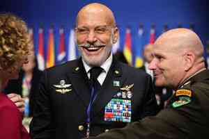 北約軍委主席：採取更強硬措施應對俄混合戰