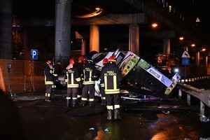 意大利交通意外 巴士從天橋墜毀逾20死