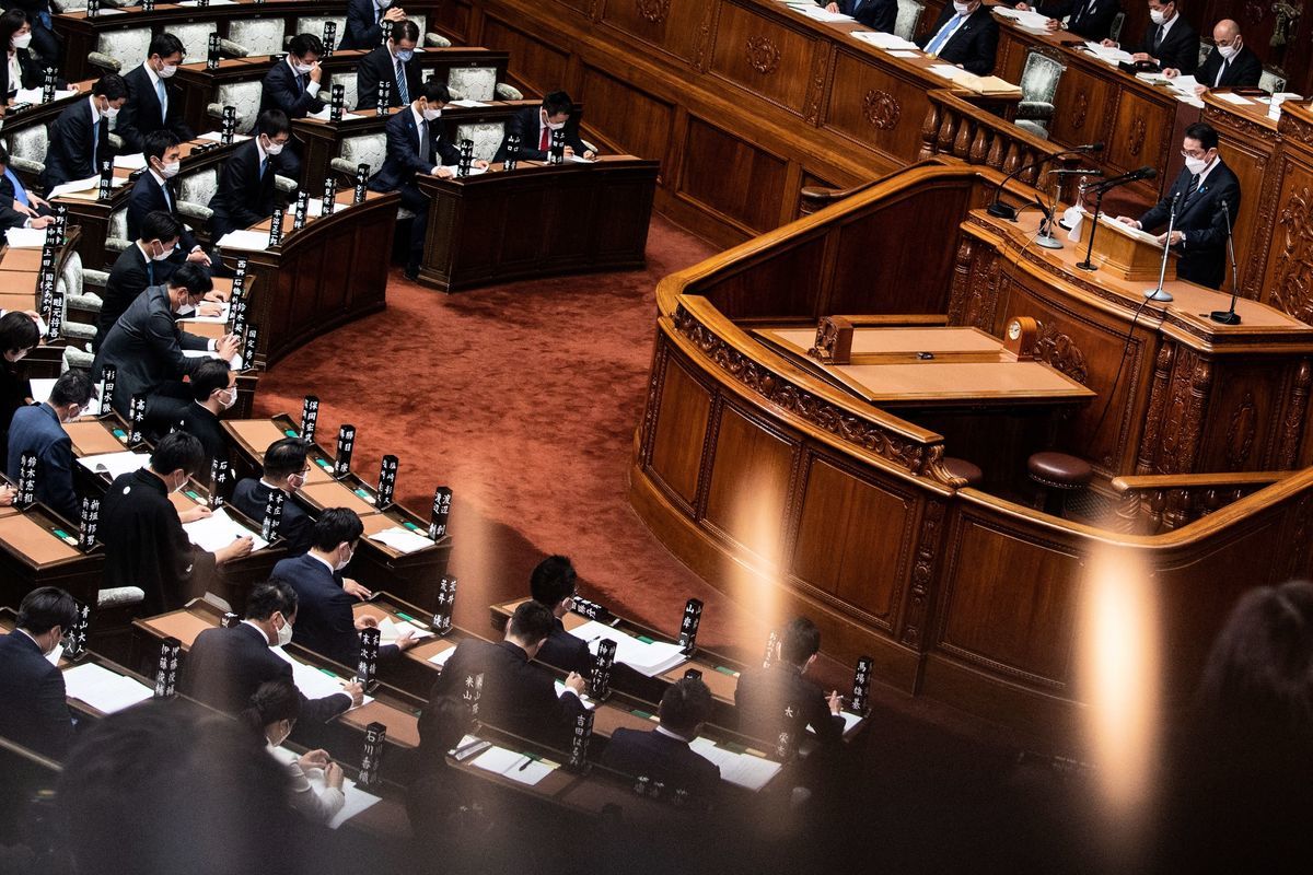 2022年1月17日，日本首相岸田文雄在東京的議會下院會議開幕式上發表施政演說。（Philip Fong/AFP via Getty Images）