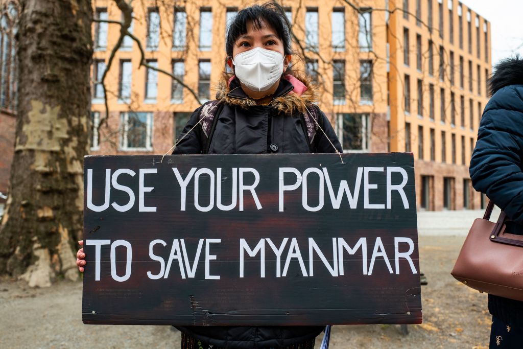 圖為4月8日，示威者在德國外交部前抗議緬甸軍事政變，並敦促德國政府幫助挽救緬甸。（Photo by JOHN MACDOUGALL/AFP via Getty Images）