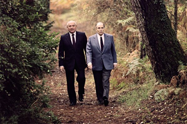 1991年10月31日,法國,蘇聯前總統米哈伊爾‧戈爾巴喬夫(Mikhail Gorbachev,左)與時任法國總統弗朗索瓦‧密特朗(Francois Mitterrand,右)正在法國總統官邸散步。(Olivier Morin/AFP via Getty Images)