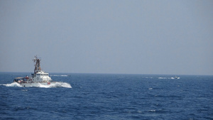 伊朗13艘快艇高速逼近 美艦兩度開火示警