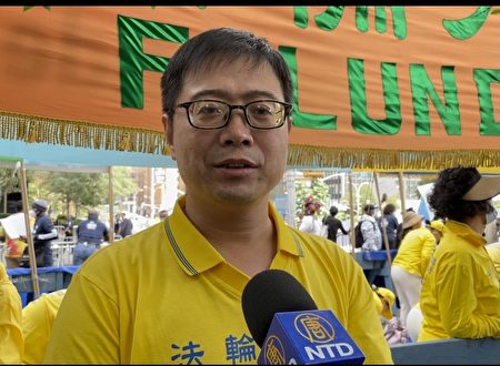 法輪功學員Michael Yu說，希望全世界的正義人士聯合起來，共同制止在中國發生的慘無人道的迫害。（林丹／大紀元）