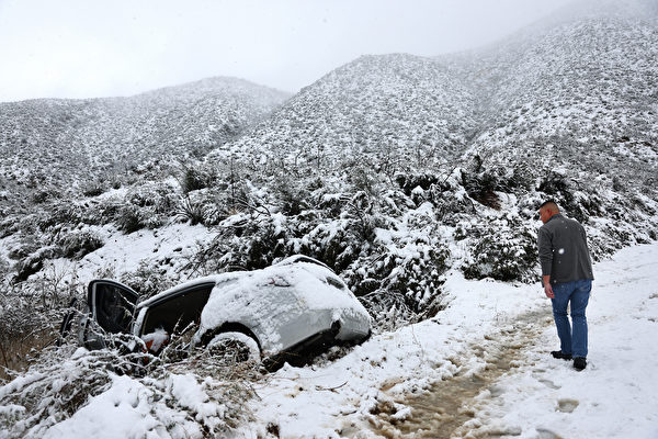 風暴襲擊美國西岸 罕見嚴寒雨雪 八萬多戶斷電