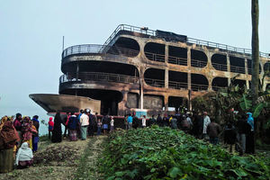 孟加拉三層渡輪起火 37死百人傷