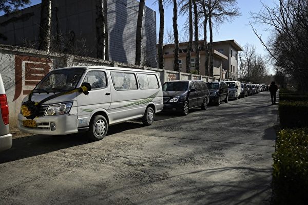 2022年12月22日，在北京，火葬場外已排滿等待進入裏面的靈車。（STF / AFP）
