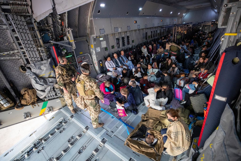 示意圖，圖為搭乘飛機的阿富汗人。（Marc Tessensohn/Bundeswehr via Getty Images）