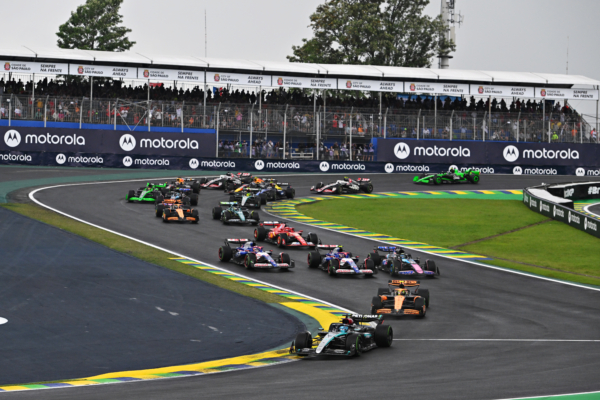 2024年11月3日,F1巴西大獎賽正賽,紅牛荷蘭車手韋斯達賓(Max Verstappen)從第17位發車,連續上演超車好戲,勇奪冠軍。圖為佐治羅素駕駛平治賽車在比賽初段領跑瞬間。(Rudy Carezzevoli/Getty Images)