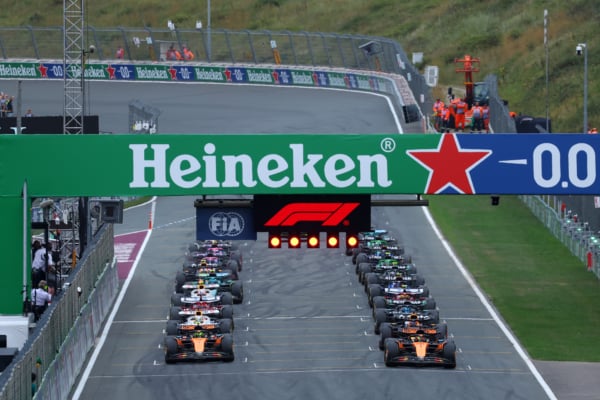 2025年8月31日,F1大獎賽荷蘭站,杆位起步的麥拿侖澳洲車手皮亞斯特利(Oscar Piastri)奪得了本賽季第7個分站冠軍,以34分的優勢,領跑車手積分榜。圖為兩輛麥拿侖賽車排在頭排等待起步。(Mark Thompson/Getty Images)