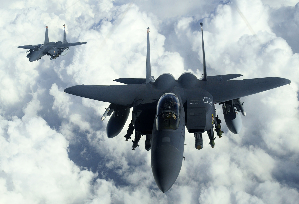 有分析認為，F-15戰機具有多種優異的性能，可能是有史以來最好的戰機。圖為2003年12月18日，美國空軍的F-15戰機飛行於伊拉克上空。（Suzanne Jenkins/U.S. Air Force via Getty Images）