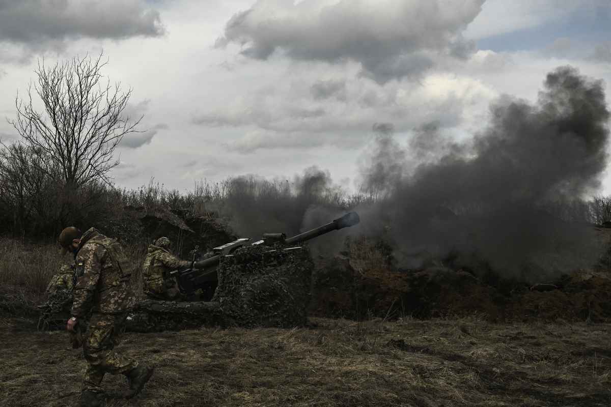 2023年3月8日，巴赫穆特（Bakhmut）附近，在俄烏戰爭期間，烏克蘭士兵使用105毫米榴彈炮朝俄軍陣地開火。（Aris Messinis/AFP）