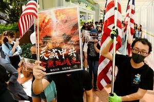高呼天滅中共 港大學生舉美國旗遊行