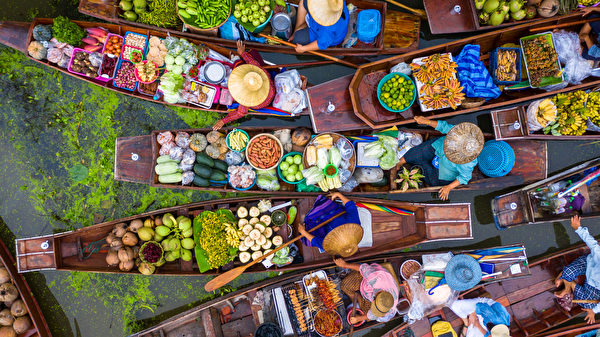 泰國的水上市場，船上裝載了各式泰國特色食物。（Shutterstock）
